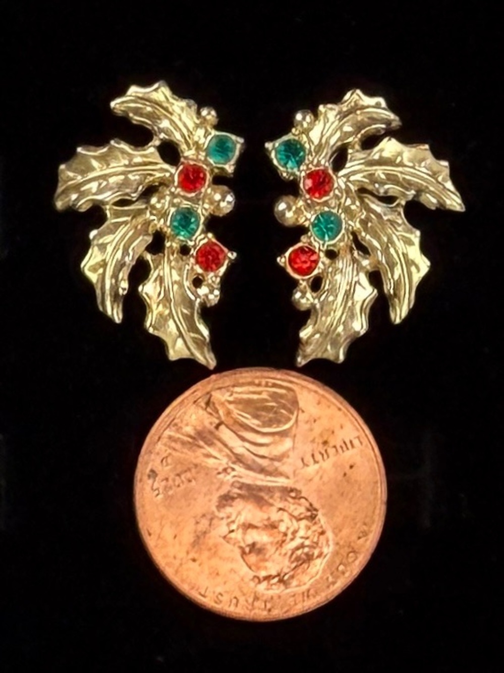 Festive holiday Christmas goldtone, red and green mistletoe pierced earrings - Picture 3 of 4